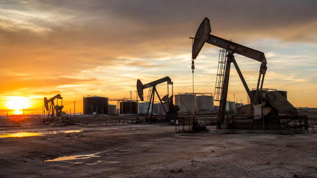 Petróleo Agosto 2026: Mercado Cambia de Rumbo por Riesgos 